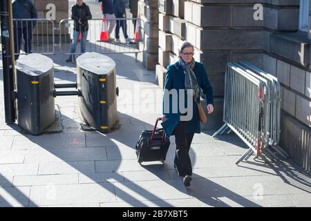 Edimburgo, Regno Unito. 18 Marzo 2020. Nella foto: Shelagh McCall QC - Junior Defence Counsel. Una folla impaccata composta da Media in attesa, fotografi stampa e spettatori lo aspettano fuori dal campo. Credit: Colin Fisher/Alamy Live News Foto Stock