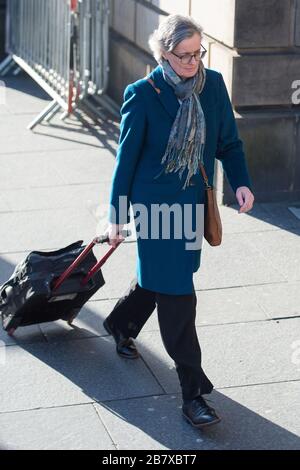 Edimburgo, Regno Unito. 18 Marzo 2020. Nella foto: Shelagh McCall QC - Junior Defence Counsel. Una folla impaccata composta da Media in attesa, fotografi stampa e spettatori lo aspettano fuori dal campo. Credit: Colin Fisher/Alamy Live News Foto Stock