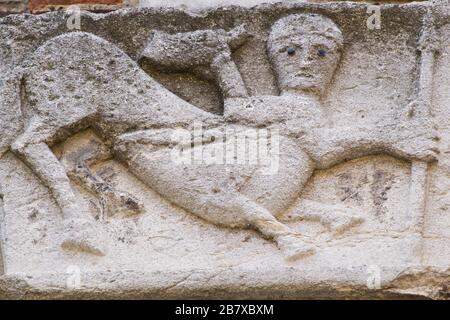 Il Bestiario medievale - Centauro - fantastici animali - capitale in stile romanico - Atrium di Ansperto - Basilica di Sant'Ambrogio - Milano Foto Stock