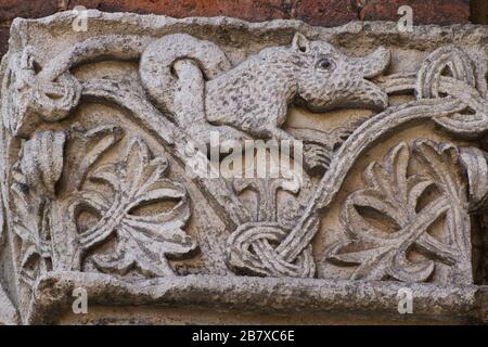 Il Bestiario medievale - fantastici animali - capitale in stile romanico - Atrio di Ansperto - Basilica di Sant'Ambrogio - Milano Foto Stock