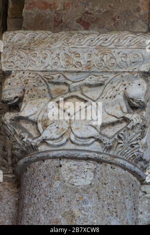 Il Bestiario medievale - fantastici animali - capitale in stile romanico - Atrio di Ansperto - Basilica di Sant'Ambrogio - Milano Foto Stock