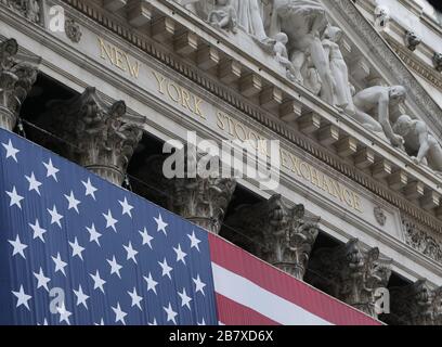 New York, Stati Uniti. 18 Marzo 2020. Una bandiera americana è appesa al di fuori della Borsa di New York su Wall Street a New York City mercoledì 18 marzo 2020. Il Dow tuffa 1,000 punti mentre la volatilità senza precedenti continua a causa delle paure del coronavirus. Foto di John Angelillo/UPI Credit: UPI/Alamy Live News Foto Stock