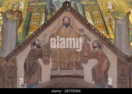 Traditio Legis: Cristo che dà la Legge a San Pietro e San Paolo - timpano del ciborio della Basilica di Sant'Ambrogio (IX-X sec.) - Milano, Italia Foto Stock