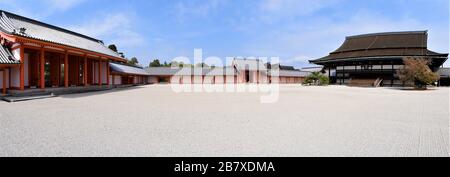 Panorama della porta di Jomeimon e della Sala principale di Shishinden di Kyoto Palazzo Imperiale Foto Stock