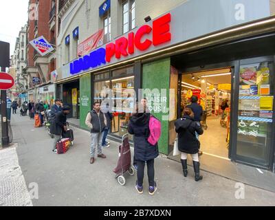 LA FRANCIA CHIUDE I SUPERMERCATI, NEGOZI PER COMBATTERE IL CORONAVIRUS Foto Stock