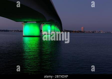 Alba sul John Ringling Causeway a Sarasota, Florida, Stati Uniti. Foto Stock