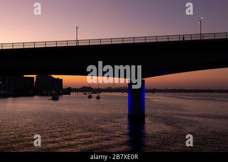 Alba sul John Ringling Causeway a Sarasota, Florida, Stati Uniti. Foto Stock