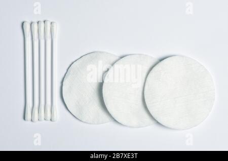 Kit per la cura del trucco sullo sfondo. Tovagliolo pulito, batuffoli di cotone. Foto Stock