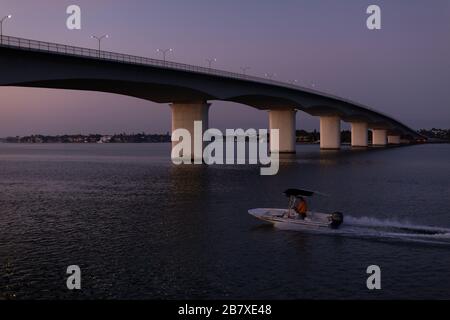 Alba sul John Ringling Causeway a Sarasota, Florida, Stati Uniti. Foto Stock