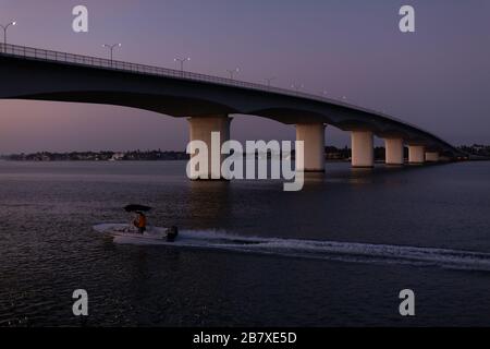 Alba sul John Ringling Causeway a Sarasota, Florida, Stati Uniti. Foto Stock