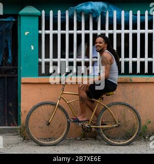 Giovane uomo in bicicletta, Coxen Hole, Ghiel Bay, Roatan, Honduras Foto Stock