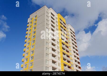 Casa in cemento monolitico e muratura Foto Stock