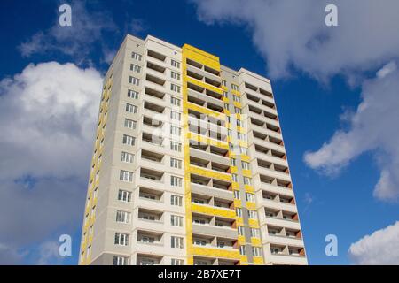 Casa in cemento monolitico e muratura Foto Stock