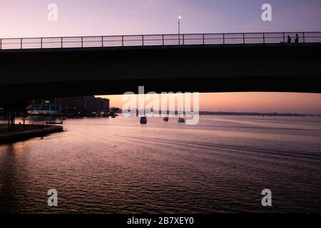 Alba sul John Ringling Causeway a Sarasota, Florida, Stati Uniti. Foto Stock