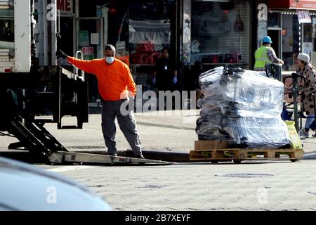 The Bronx, New York, NY, USA, 18. Mar, 2020. Alcuni residenti del Bronx del Sud, che non sono al riparo sul posto, che svolgono la loro routine quotidiana al Foto Stock