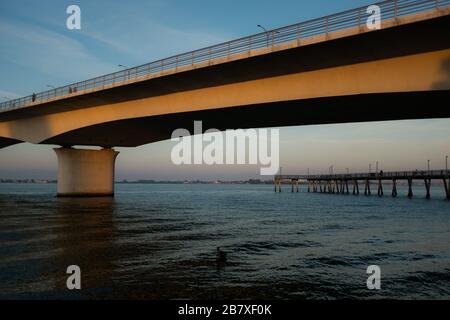 Alba sul John Ringling Causeway a Sarasota, Florida, Stati Uniti. Foto Stock