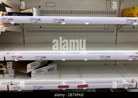 Scaffali vuoti in un negozio Sainsburys il 18 marzo 2020 a Upton, Wirral, Regno Unito. Gli Spate di 'panico d'acquisto ' hanno ripulito gli scaffali del supermercato Foto Stock