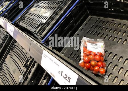 Scaffali vuoti in un negozio Sainsburys il 18 marzo 2020 a Upton, Wirral, Regno Unito. Le ortiche di 'acquisto di panico 'hanno liberato gli scaffali del supermercato di g. Foto Stock