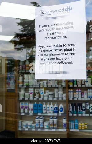 18 marzo 2020. Bromley, South London, Regno Unito. Il segno sul negozio del chimico dà le istruzioni alle persone auto-isolanti in risposta alla pandemia di Coronavirus 19 di Covid. Credit UrbanImages-news/Alamy Foto Stock