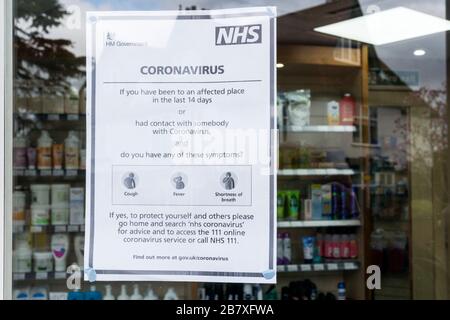 18 marzo 2020. Bromley, South London, Regno Unito. L'accesso al negozio di un chimico fornisce istruzioni a persone che potrebbero essere state in contatto con il Coronavirus Covid 19. Credit UrbanImages-news/Alamy Foto Stock