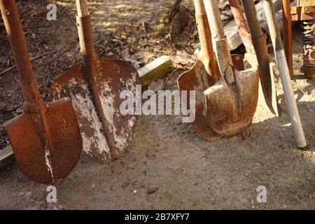 Set di pale arrugginite. Vecchi attrezzi di giardinaggio. Foto Stock