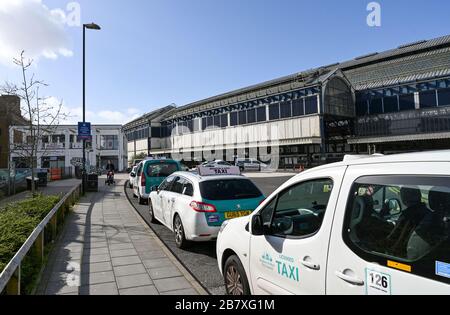 I taxi parcheggiati sul retro della stazione ferroviaria di Brighton durante la crisi pandemica Coronavirus COVID-19 UK Foto Stock