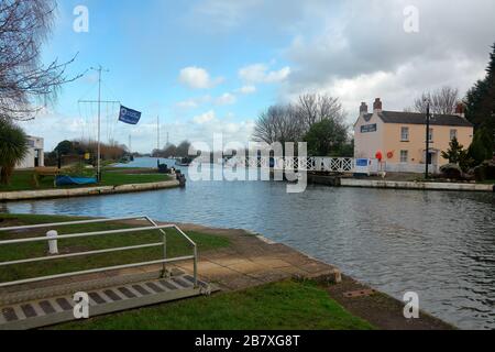 Uno dei molti ponti oscillanti sul canale Gloucester e Sharpness visto qui all'incrocio di Saul vicino a Frampton. Foto Stock