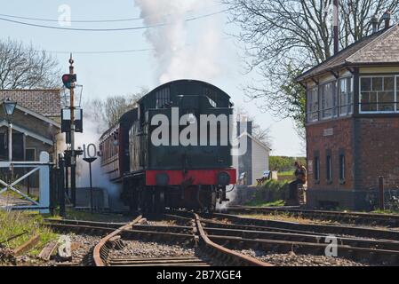 Locomotiva a vapore 5637 classe 5600 che tira un treno passeggeri fuori dalla stazione Cranmore sulla East Somerset Railway Foto Stock