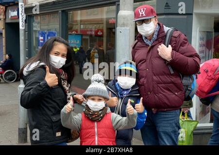 Famiglia britannica, tutto in maschera per prevenire Coronavirus Foto Stock
