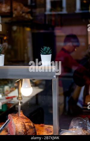 uomo che prepping cibo Foto Stock