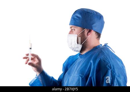 Piena isolati studio immagine da un giovane maschio medico con la siringa in una mano. Foto Stock