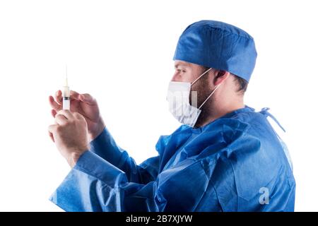 Piena isolati studio immagine da un giovane maschio medico con la siringa in una mano. Foto Stock