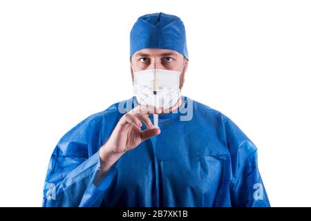 Piena isolati studio immagine da un giovane maschio medico con la siringa in una mano. Foto Stock