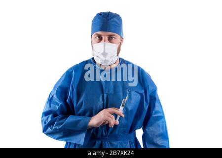 Piena isolati studio immagine da un giovane maschio medico con la siringa in una mano. Foto Stock