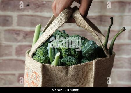 Borsa riutilizzabile ecologica da uomo con varie verdure biologiche fresche Foto Stock