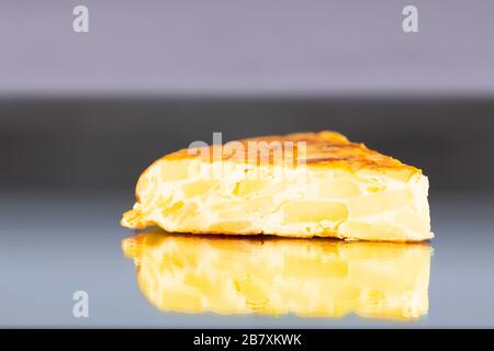 Deliziosa fetta di frittata spagnola appena fatta Foto Stock