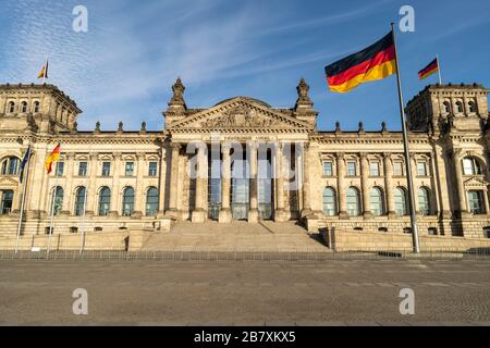 Nessun turista al palazzo del Reichstag a Berlino, Germania, durante la pandemia di Coronavirus Foto Stock