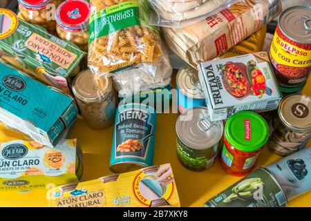 Casa cibo dispensa conservazione di fornitura per sopravvivere Coronavirus COVID 19 pandemic durante la quarantena. Tonno in scatola, pasta, avena e altri generi alimentari di base Foto Stock