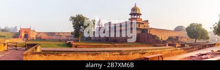 Forte di Agra dall'interno, India, vista mattutina Foto Stock