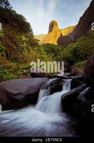 Iao Needle and stream presso Iao Valley state Park, Maui, Hawaii. Foto Stock