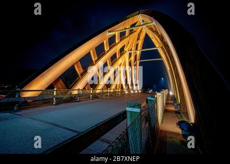 Sneek, Paesi Bassi, settembre 2020. Vista perpendicolare di un ponte con un'apertura in travi di legno curve, senza traffico Foto Stock