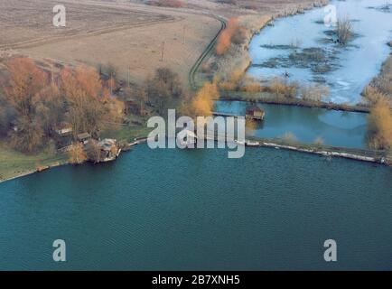 Sorvolando le dighe del fiume ad un'altitudine di 130 metri. Riprese da un drone. La destra attraversa il lago. Un sacco di dighe su un fiume. Un posto per pescare. Foto Stock