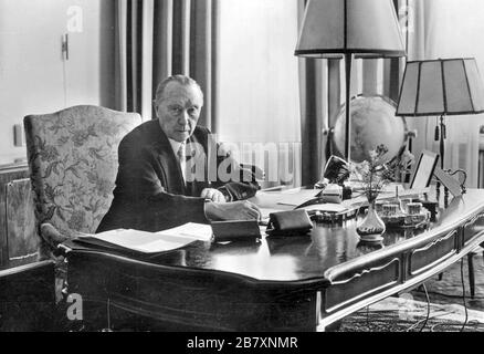 KONRAD ADENAUER (1876-1967) statista tedesco circa 1950 Foto Stock