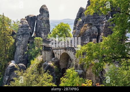 Il ponte di Bastei a Lohmen nelle montagne di arenaria dell'Elba, Svizzera sassone Foto Stock
