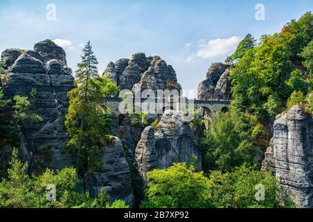 Il ponte di Bastei a Lohmen nelle montagne di arenaria dell'Elba, Svizzera sassone Foto Stock