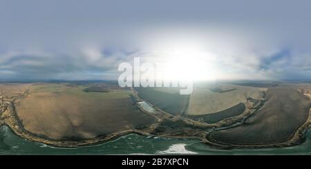 Visualizzazione panoramica a 360 gradi di prime gelate, campo foresta e gelo, ghiaccio, e panorama 360 sfera. Altezza dell'occhio degli uccelli, vista dall'alto, tiro con i droni, cielo blu, natura invernale