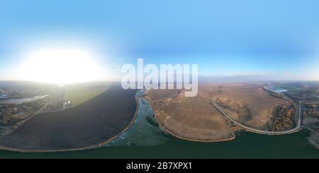 Visualizzazione panoramica a 360 gradi di prime gelate, campo foresta e gelo, ghiaccio, e panorama 360 sfera. Altezza dell'occhio degli uccelli, vista dall'alto, tiro con i droni, cielo blu, natura invernale