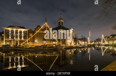 Porto lungo (olandese: lange Haven) e il museo nazionale del gin nella città vecchia di Schiedam, Olanda. Foto Stock