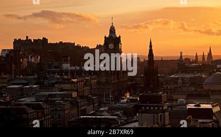 Edimburgo, Scozia, Regno Unito. 18th Mar 2020. Tramonto colorato sull'architettura storica del centro della città. Foto Stock