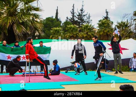 Idlib, Siria. 18 Marzo 2020. 18 marzo 2020: Le immagini catturate mostrano una dimostrazione da parte dei siriani nel governatorato di Idlib per celebrare il nono anniversario della rivoluzione siriana e per garantire che la gente continui la loro rivoluzione Credit: Moawia Atrash/ZUMA Wire/Alamy Live News Credit: ZUMA Press, Inc./Alamy Live News Foto Stock